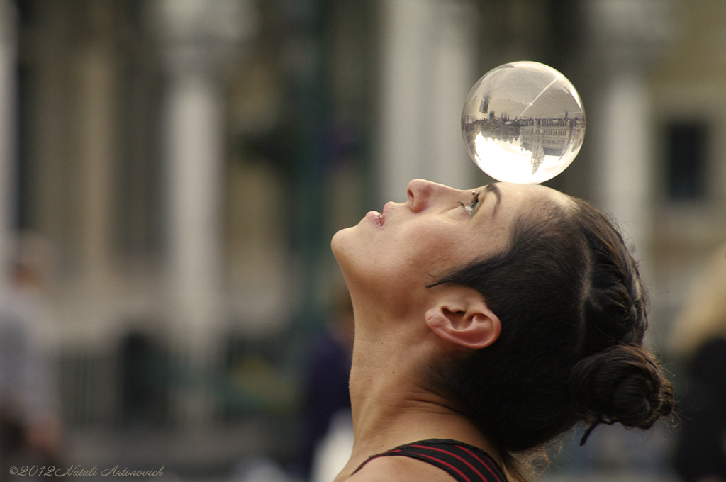 Album "Actrice de rue" | Image de photographie "Bruxelles " de Natali Antonovich en photostock.