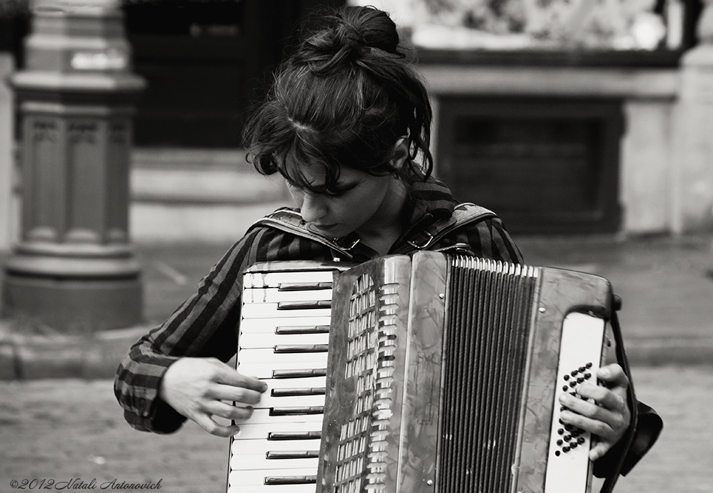 Album "Busker" | Fotografie afbeelding "Monochroom" door Natali Antonovich in Archief/Foto Voorraad.