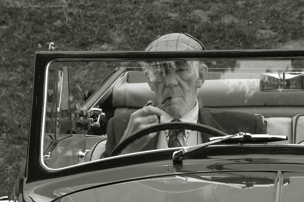 Album "Gentleman in antieke auto" | Fotografie afbeelding "Wagens" door Natali Antonovich in Archief/Foto Voorraad.