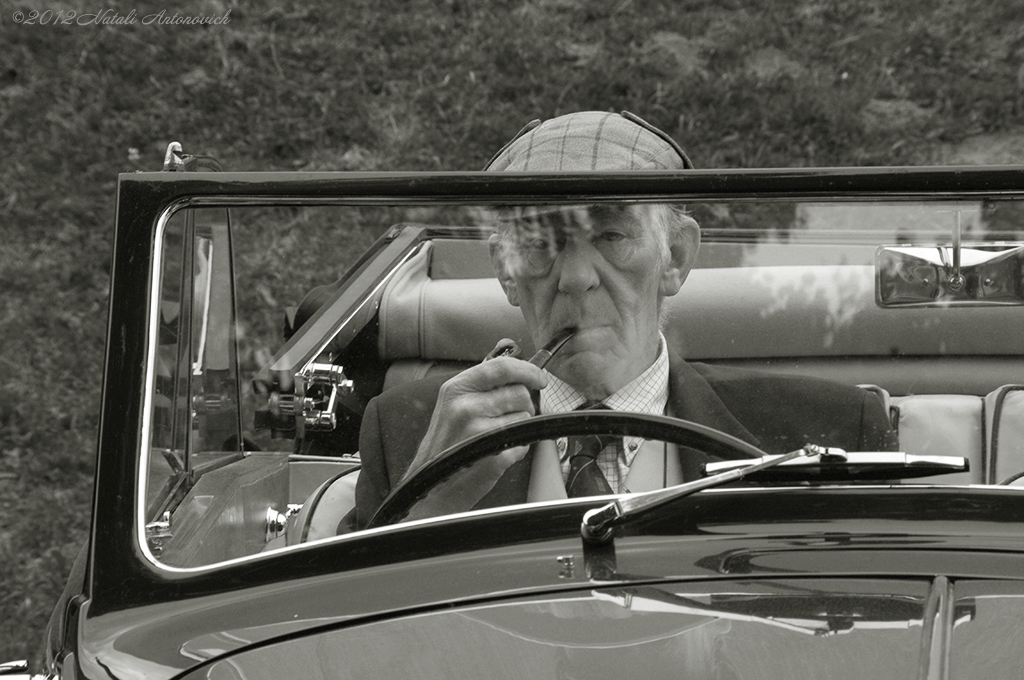 Album "Gentleman in antieke auto" | Fotografie afbeelding "Monochroom" door Natali Antonovich in Archief/Foto Voorraad.