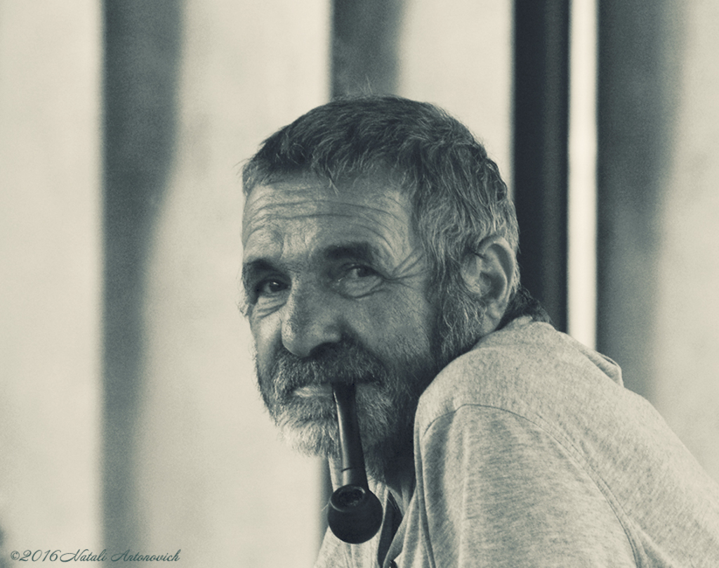 Image de photographie "Gentleman avec pipe de tabac" de Natali Antonovich | Photostock.