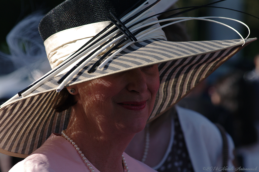 Album "Dame in hoed" | Fotografie afbeelding "Verenigd Koninkrijk" door Natali Antonovich in Archief/Foto Voorraad.