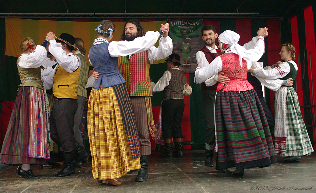 Album "Litauisches Folkloreensemble "Poringe"" | Fotografiebild "Dance" von Natali Antonovich im Sammlung/Foto Lager.