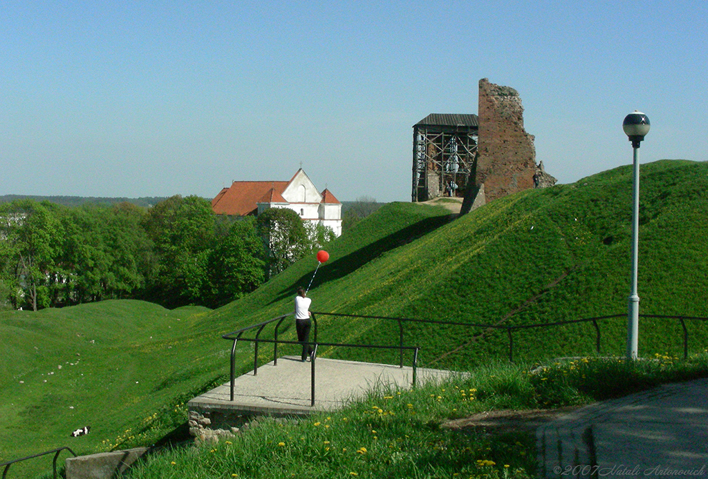 Fotografiebild "Der Kirche und Die Ruinen des Schlosses" von Natali Antonovich | Sammlung/Foto Lager.