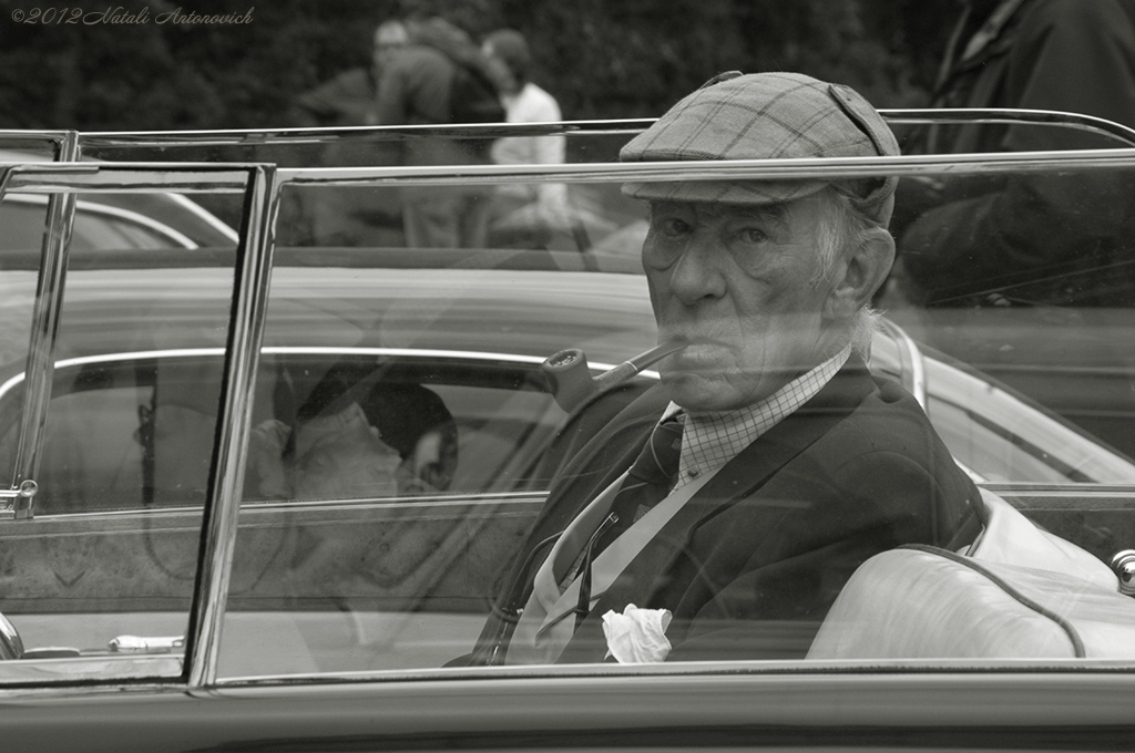 Album "Gentleman in antieke auto" | Fotografie afbeelding "Monochroom" door Natali Antonovich in Archief/Foto Voorraad.