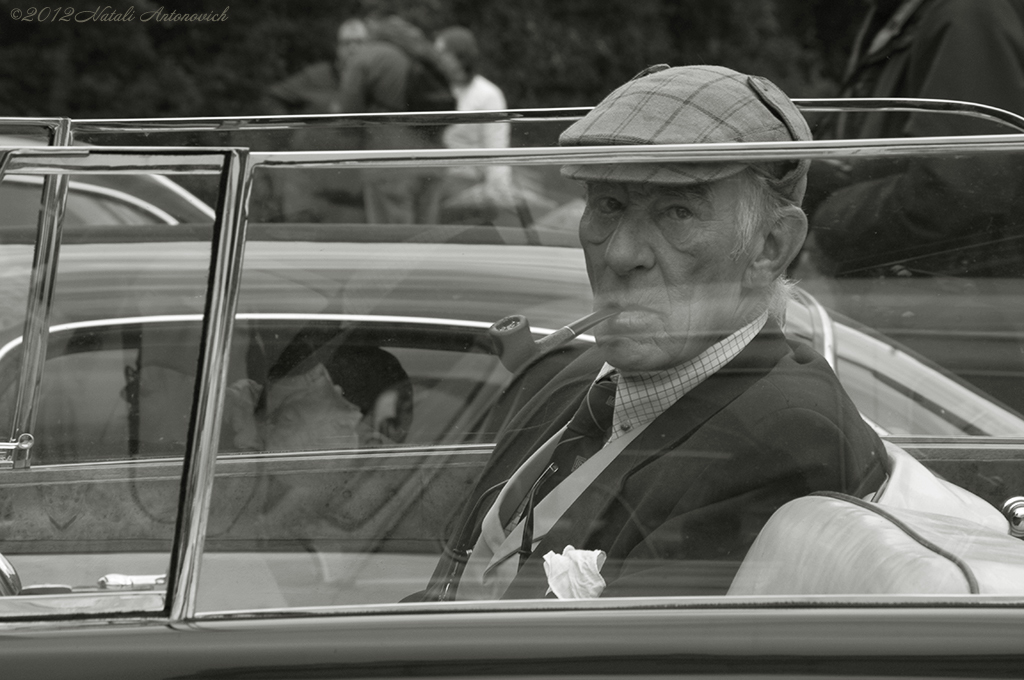 Fotografiebild "Gentleman im antiken Auto" von Natali Antonovich | Sammlung/Foto Lager.