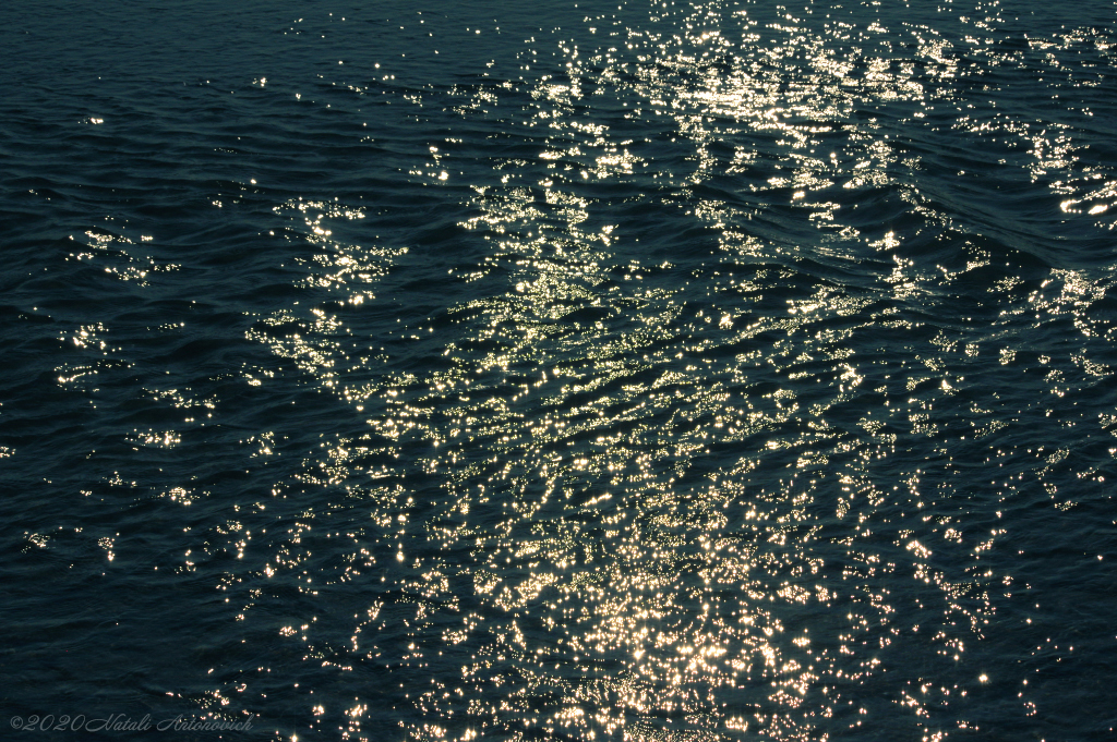 Album "Water Gravitation" | Fotografiebild "Parallelen" von Natali Antonovich im Sammlung/Foto Lager.