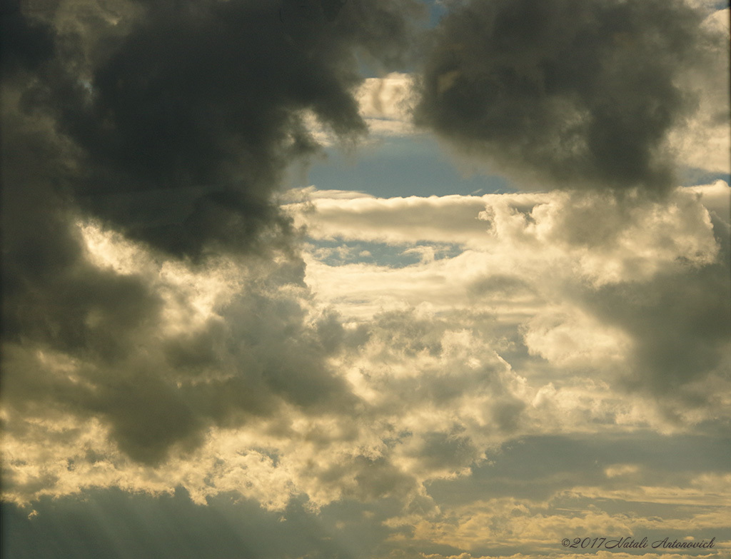 Album "Sky" | Fotografie afbeelding "Parallellen" door Natali Antonovich in Archief/Foto Voorraad.
