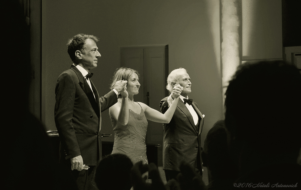 Album "José Carreras. Salome Jicia. Lorenzo Bavaj" | Fotografie afbeelding "Portret" door Natali Antonovich in Archief/Foto Voorraad.