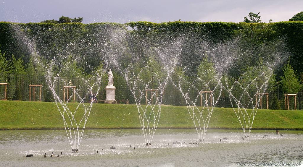 Album "Versailles" | Fotografie afbeelding "Water Gravitation" door Natali Antonovich in Archief/Foto Voorraad.