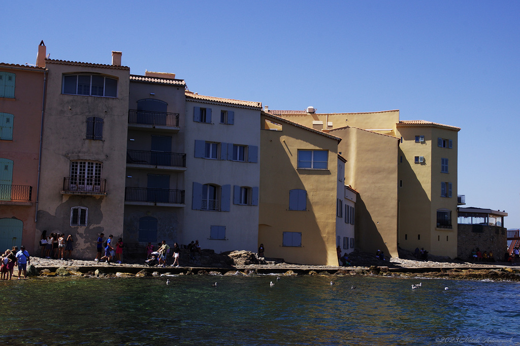 Album "Saint-Tropez" | Image de photographie "Water Gravitation" de Natali Antonovich en photostock.