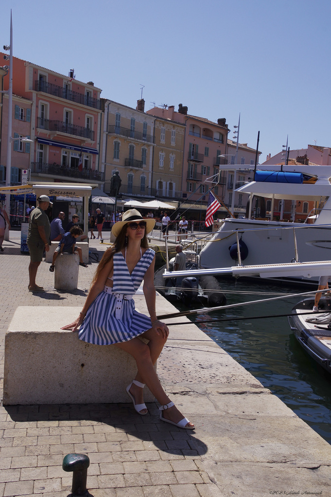 Album "Saint-Tropez" | Image de photographie "Le chapeau " de Natali Antonovich en photostock.