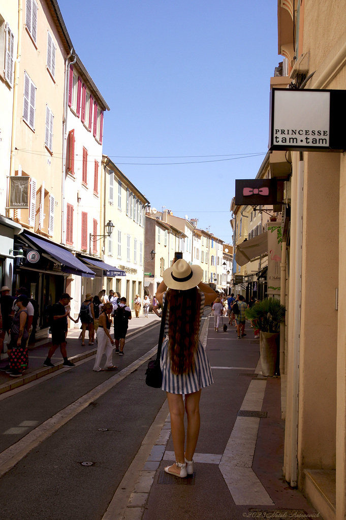 Album "Saint-Tropez" | Fotografie afbeelding "Hoed " door Natali Antonovich in Archief/Foto Voorraad.