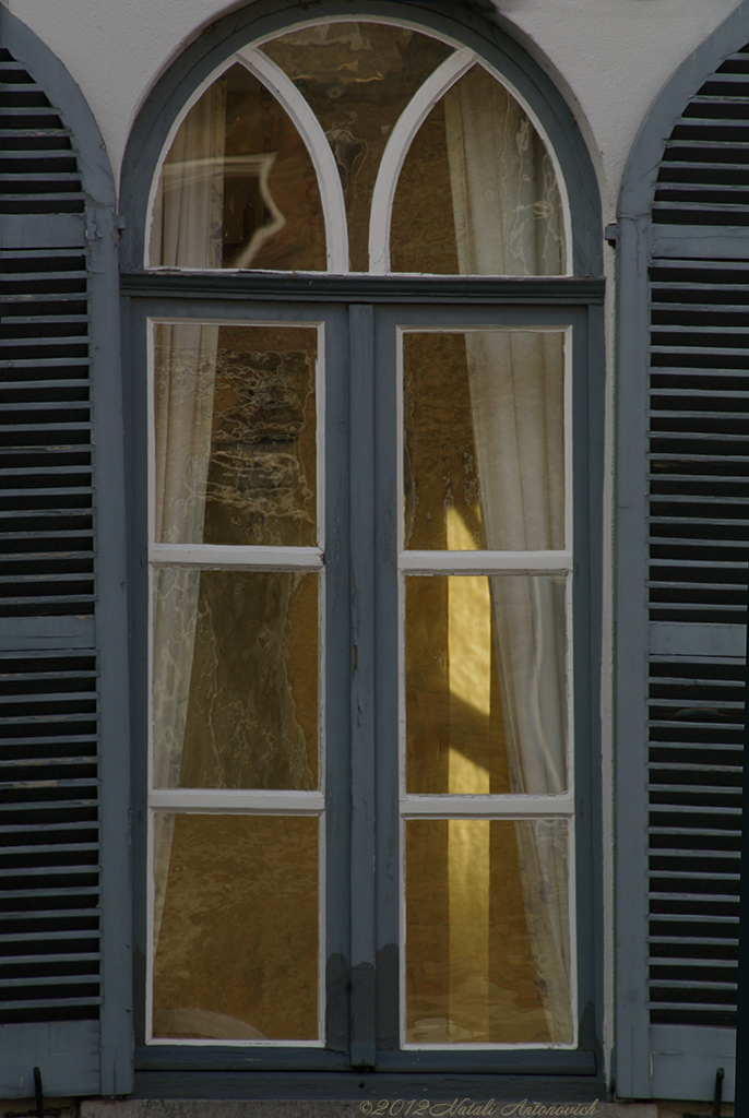 Album "Bild ohne Titel" | Fotografiebild "Fenster" von Natali Antonovich im Sammlung/Foto Lager.